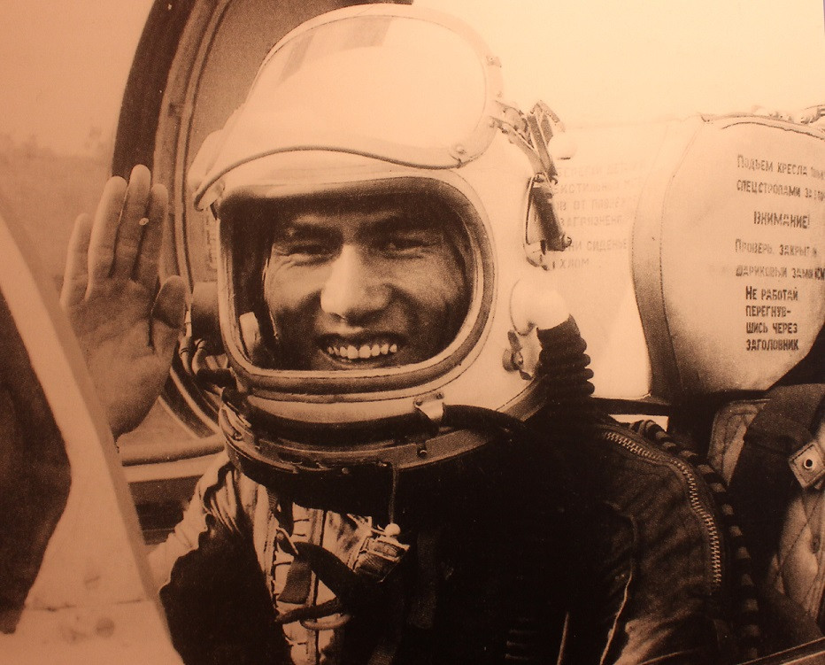 "Hôm đó, liên lạc với mặt đất rất tốt, nghe rõ. Khi chỉ còn cách B-52 chừng 3km, tôi nhận được lệnh bắn, nhưng tôi vẫn bảo chờ. Sau đó, tôi tiếp tục căn chỉnh, đến lúc vào gần rồi, Sở chỉ huy ở dưới sốt ruột, sợ tôi ham quá đâm vào máy bay địch nên lệnh cho tôi bắn thoát ly ngay bên trái, lúc đó tôi ngắm và bóp cò hai quả tên lửa đồng thời kéo máy bay lên lật ngược trở lại thì đã thấy B-52 của địch nổ tung. Đấy là trận đầu tiên không quân bắn rơi B-52. Chúng tôi vui lắm vì Không quân đã hoàn thành nhiệm vụ" - Đồng chí Phạm Tuân (SN 1947), phi công lái MIG-21, Trung đoàn không quân 921.