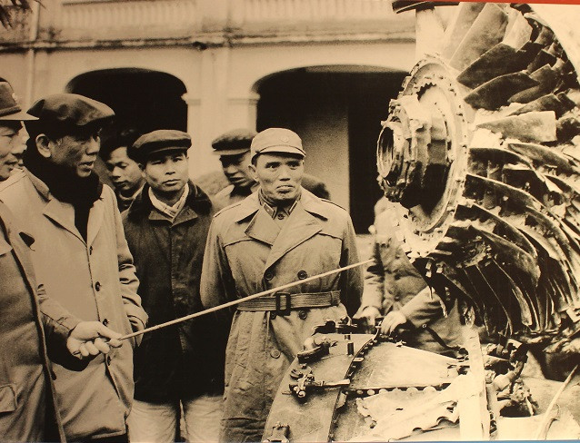 Bí thư Thứ nhất Ban Chấp hành Trung ương Đảng Lê Duẩn tham quan xác máy bay B-52 tại Bảo tàng Quân đội năm 1972.