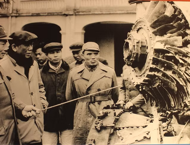 Bí thư Thứ nhất Ban Chấp hành Trung ương Đảng Lê Duẩn tham quan xác máy bay B-52 tại Bảo tàng Quân đội năm 1972.