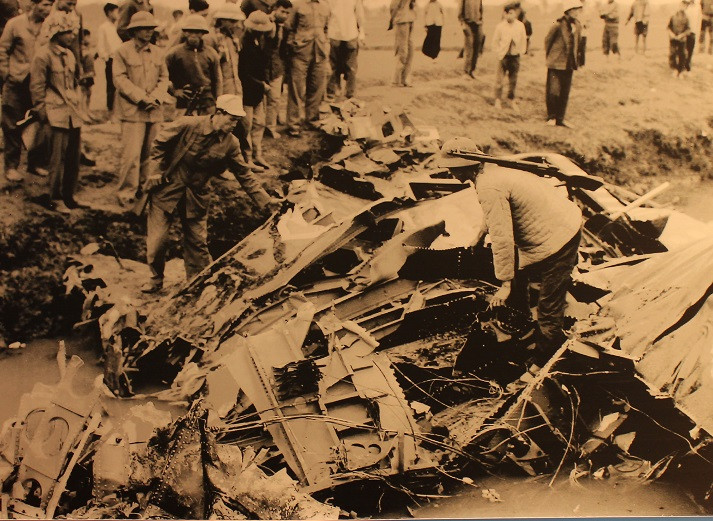 Chiếc máy bay B-52 đầu tiên bị Tiểu đoàn B59, Trung đoàn tên lửa 261 bắn rơi trên Cánh đồng Chuôm, xã Phủ Lỗ, huyện Sóc Sơn (Hà Nội) ngày 18/12/1972.