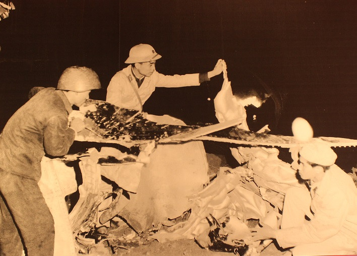 Xác máy bay B-52 và tang vật giặc lái bị bắn rơi ngày 20/12/1972.