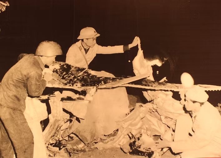 Xác máy bay B-52 và tang vật giặc lái bị bắn rơi ngày 20/12/1972.