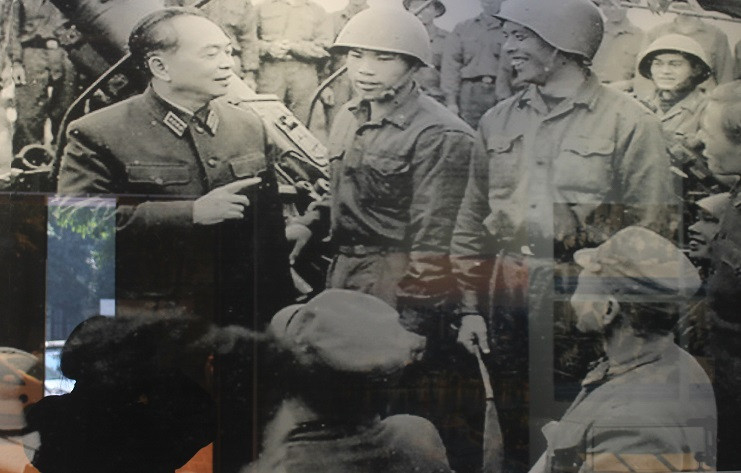 Đại tướng Võ Nguyên Giáp thăm và động viên bộ đội Phòng không - Không quân trong chiến dịch 12 ngày đêm đánh máy bay B-52 Mỹ tháng 12/1972.