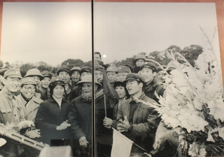 Chủ tịch Tôn Đức Thắng chúc mừng Liên đội tự vệ Hoàn Kiếm, Hai Bà Trưng (Hà Nội) - đơn vị bắn rơi máy bay F-111 của Mỹ đêm 22/12/1972.