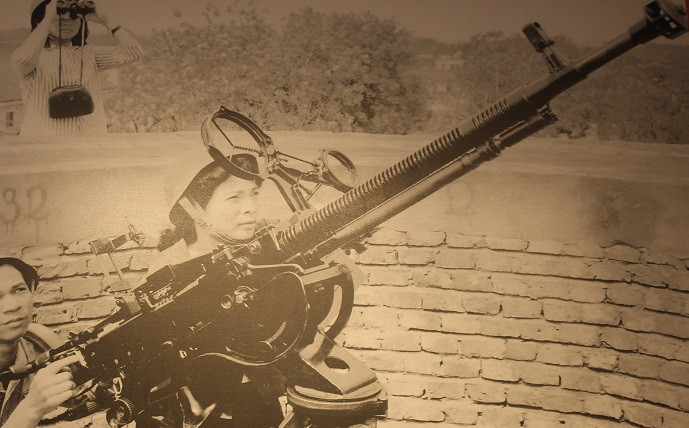 Tự vệ Nhà máy Dệt kim Đông Xuân (Hà Nội) sẵn sàng chiến đấu năm 1972.