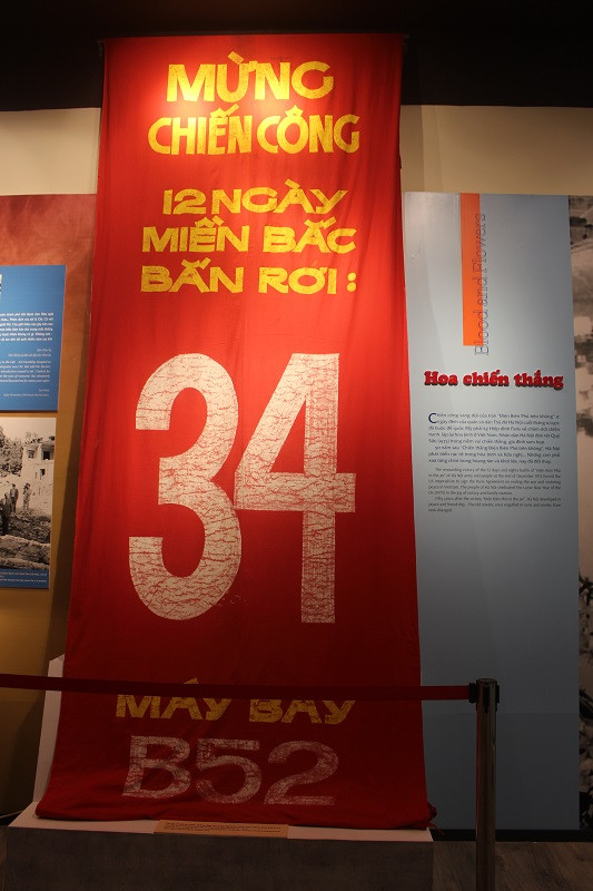 Phướn cổ động chiến thắng đập tan cuộc tập kích chiến lược bằng máy bay B-52 của Mỹ treo xunh quanh Hồ Gươm (Hà Nội) tháng 01/1972.