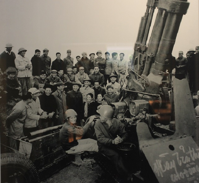 Chủ tịch Quốc hội Trường Chinh đến thăm trận địa pháo cao xạ có thành tích xuất sắc, bắn rơi máy bay Mỹ năm 1972.