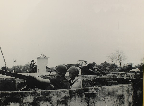 Tự vệ Nhà máy Văn phòng phẩm Hồng Hà (Hà Nội) sẵn sàng chiến đấu năm 1972.