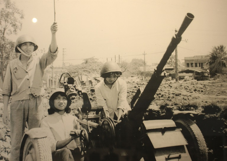 Tự vệ Nhà máy cơ khí Lương Yên (Hà Nội) sẵn sàng chiến đấu năm 1972.