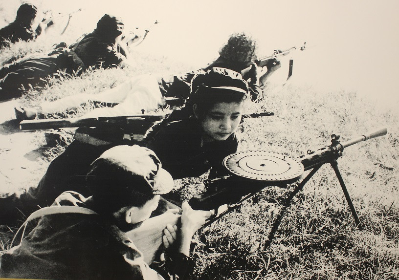 Tự vệ Xí nghiệp Gốm Bát Tràng (Hà Nội) sẵn sàng chiến đấu năm 1972.