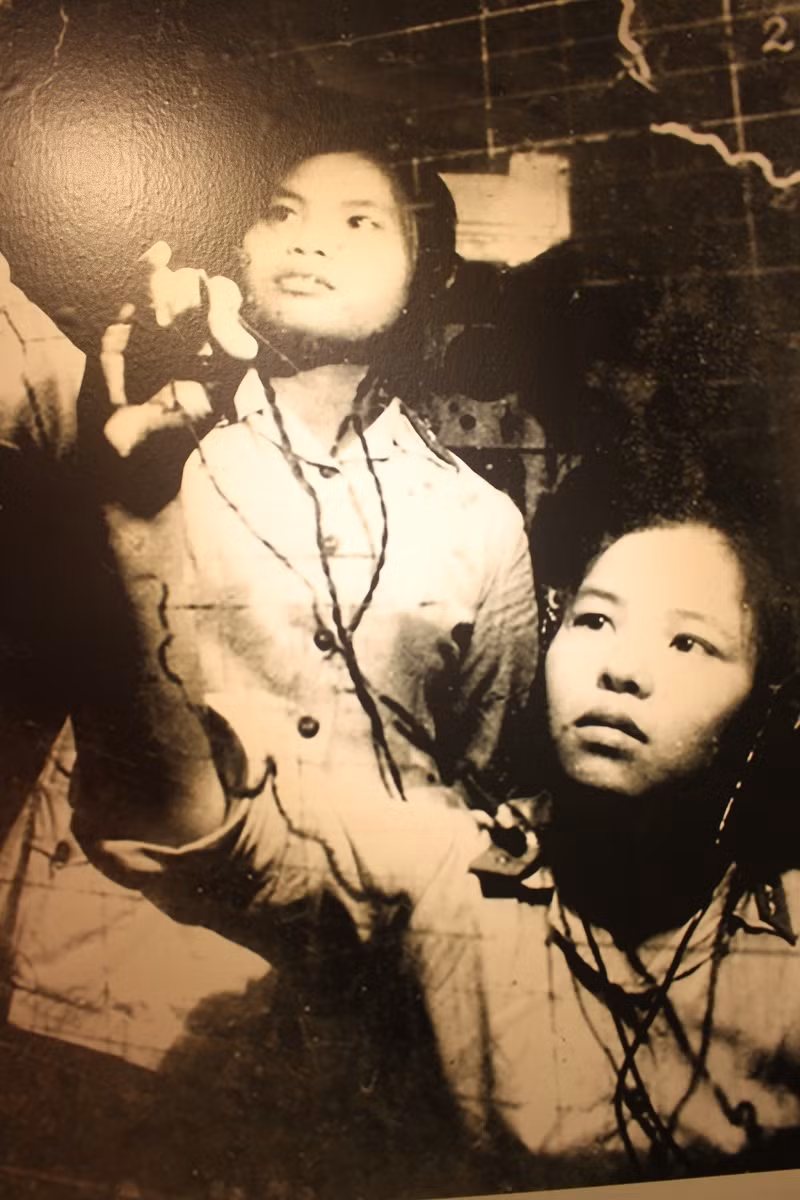 Báo Tri thức &amp; Cuộc sống xin giới thiệu chùm ảnh về Chiến thắng Điện Biên Phủ trên không tại Bảo tàng Lịch sử Quân sự Việt Nam (28A Điện Biên Phủ, Điện Biên, Ba Đình, Hà Nội). Trong ảnh là tổ dẫn đường bay đang dẫn đường cho máy bay MiG đánh B-52 vào tháng12/1972.