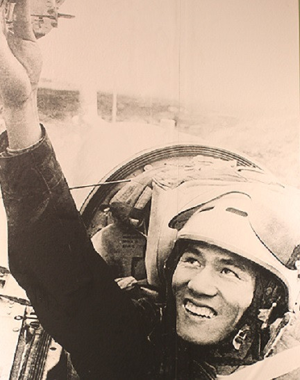 Phi công Phạm Tuân, sinh năm 1947, quê xã Quốc Tuấn, huyện Kiến Xương, tỉnh Thái Bình. Đêm 27/12/1972, phi công Phạm Tuân, Trung đoàn 921, Sư đoàn 371 lái máy bay MiG-21 vượt qua đội hình dày đặc máy bay B-52 của Mỹ, trở về an toàn.