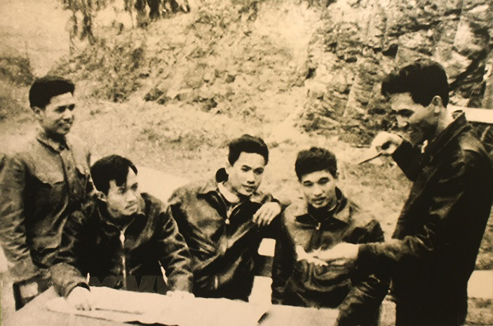 Phi công Phạm Tuân cùng đồng đội trao đổi cách đánh B-52, 12/1972.