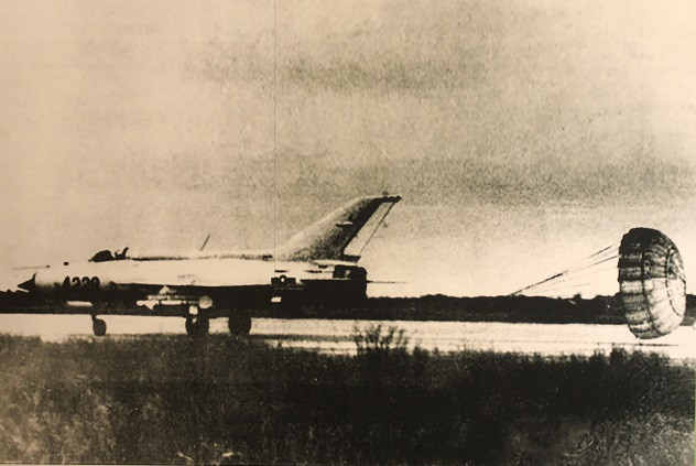 Sân bay bị địch đánh phá hỏng, các phi công lái máy bay MiG-21 phải hạ cánh ở cự ly đường băng ngắn.