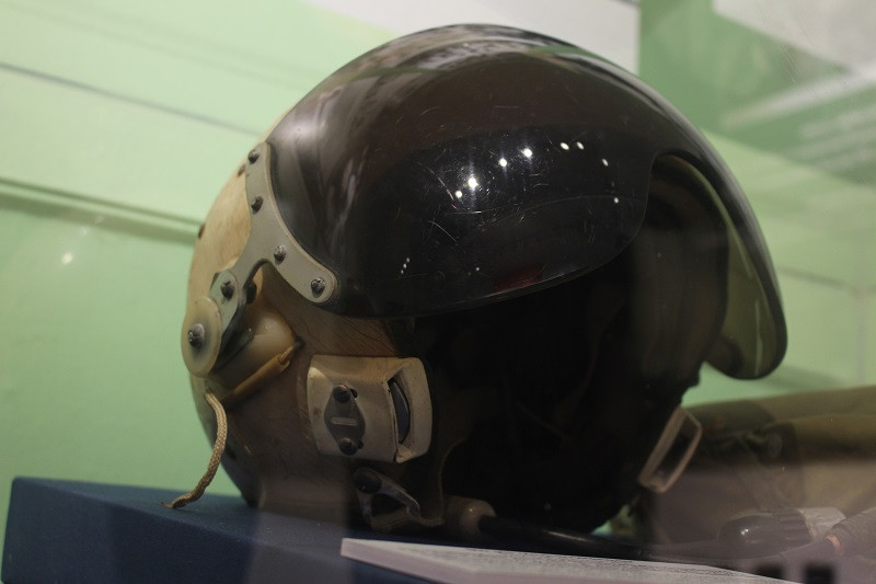 Mũ phi công của Phi công Nguyễn Đức Soát, Đại đội trưởng Đại đội 3, Trung đoàn 927 sử dụng chiến đấu, bắn rơi nhiều máy bay Mỹ, 12/1972. Ngày 11/01/1973, đồng chí đã được Chủ tịch nước tặng danh hiệu anh hùng lực lượng vũ trang nhân dân.