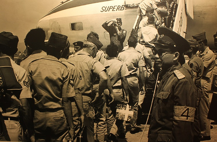 Lính Mỹ cuối cùng lên máy bay về nước.