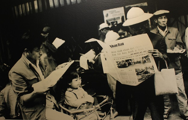 Nhân dân thủ đô vui mừng đón đọc tin về ký Hiệp định Paris, 01/1973.