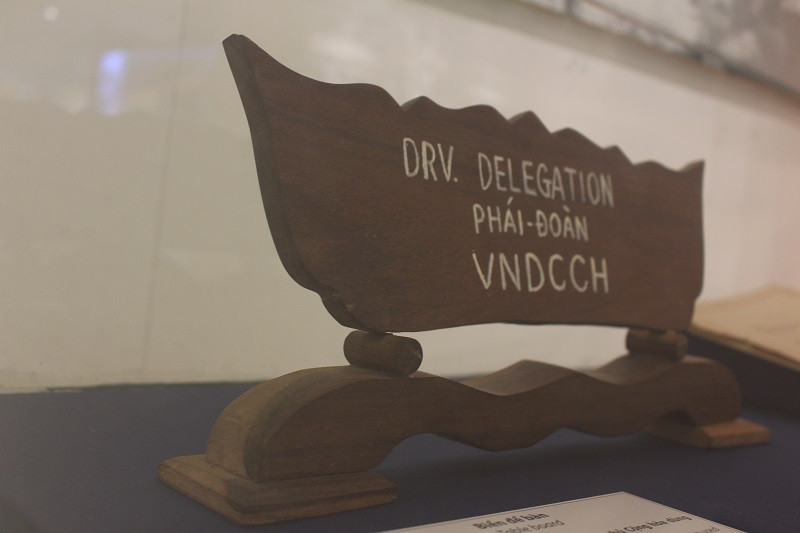 Biển để bàn của Phái đoàn ngoại giao Việt Nam Dân chủ Cộng hòa dùng trong Hội nghị Paris, 01/1973.