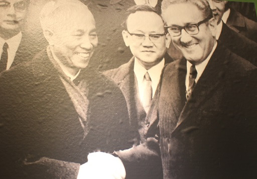 Ông Lê Đức Thọ và Tiến sĩ Henry Kissinger chúc mừng nhau sau lễ ký tắt Hiệp định Paris.