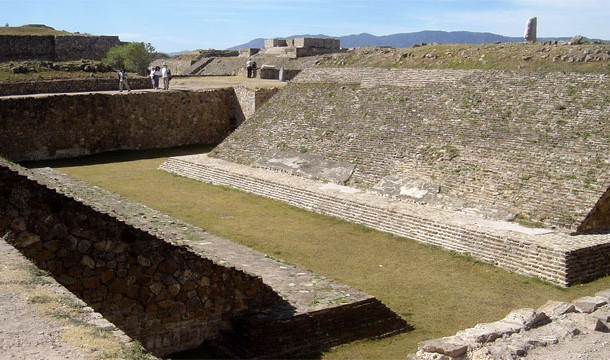 Trong xã hội Maya, một số người sau khi bị chặt đầu sẽ được dùng đầu làm trái bóng.