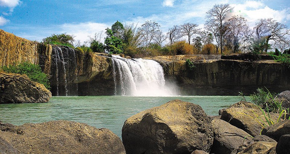 Bên cạnh các hang động thì các mạch nước chảy ra ở khu vực hang động núi lửa cũng tạo nên những dòng thác đẹp, lãng mạn.