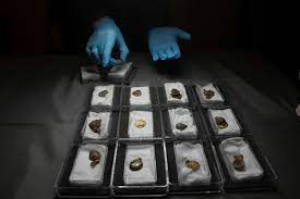 Chiếc vòng cổ bao gồm 30 mặt và hạt làm từ vàng, ngọc hồng lựu, thủy tinh và đá bán quý treo cạnh nhau cùng những đồng xu La Mã.