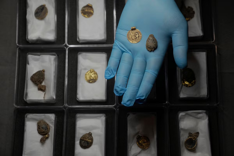 Bộ xương trong mộ đã phân hủy hoàn toàn, ngoại trừ những mẩu men răng nhỏ. Nhưng chiếc vòng cổ và các đặc điểm khác khiến nhóm khảo cổ tin chắc chủ nhân ngôi mộ là phụ nữ.