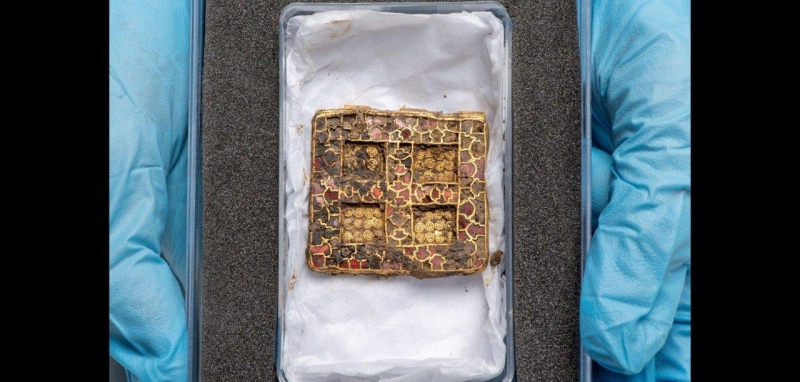 Ngoài vòng cổ, họ còn tìm thấy một cây thánh giá bằng bạc tương đối lớn, hai hũ gốm trang trí và một đĩa đồng nông. Món trang sức chứng tỏ người phụ nữ rất quyền lực và được tôn sùng, có thể là lãnh đạo, công chúa hoặc trưởng tu viện.