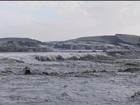 Dòng nước có màu vàng chảy xuống sườn đồi, tạo thành một làn sóng rộng đến 1,6km.