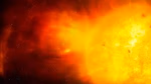 Trước đó, hôm 14/12, các chuyên gia đã quan sát thấy vệt đen Mặt trời AR3165 phát ra tiếng động lớn và giải phóng một vụ nổ cấp độ M6 tấn công Trái đất. Tia lửa cấp M được phân loại là cỡ trung bình. Tuy nhiên, những hiện tượng như vậy đủ mạnh để gây ra sự cố mất sóng vô tuyến điện trong thời gian ngắn. Và sự kiện đó đã xảy ra ở Đại Tây Dương vào tuần trước.