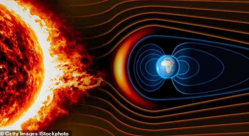 Mặc dù nguồn gốc của luồng sóng trên vẫn chưa được làm rõ, nhưng các nhà thiên văn học cho rằng nó có thể bắt nguồn từ quá trình phóng thích khí siêu nóng và từ tính từ vệt đen của lớp vỏ Mặt trời tên là AR3165. Từ đây, ít nhất 8 tia lửa Mặt trời đã được phóng vào không gian hôm 14/12, gây ra tình trạng mất sóng vô tuyến điện ở khu vực Đại Tây Dương.