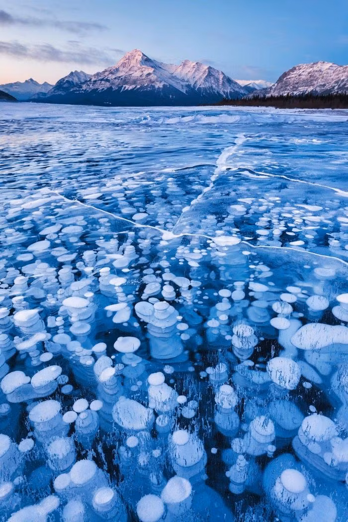 Bong bóng khí mê-tan ngày càng được tìm thấy nhiều trong các hồ, sông và đại dương do nhiệt độ của Trái đất tăng lên. Các bong bóng phát ra khí nhà kính có hại trở lại bầu khí quyển Trái đất.