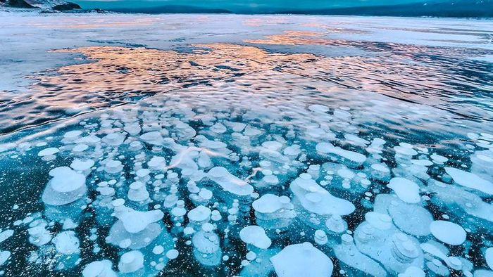 Nhà nghiên cứu chính đã so sánh việc tìm kiếm bong bóng khí mê-tan ở vùng biển Siberia với việc “mò kim đáy biển”. Sau ba ngày nghiên cứu kỹ hiện tượng kỳ lạ này, các nhà nghiên cứu đang tiếp tục nghiên cứu vùng biển Laptev ở Bắc Cực trong chuyến thám hiểm.