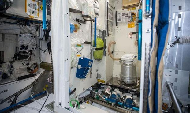 Ѕố phi hành gia mà ISS duy trì là khoảng 6-7 thành viên, lúc đỉnh điểm còn lên tới 13 người. Ɗo đó, các phi hành gia thường phải phân chia đi vệ sinh theo ca để tránh việc trùng lịch nhau.