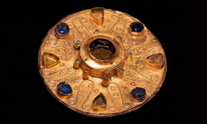 Mới đây, một nhóm chuyên gia tại tổ chức Nghiên cứu Đất Khảo cổ tìm thấy chiếc ghim cài áo bằng vàng trong mộ của một cô gái khoảng 20 tuổi từ thế kỷ 7 ở Riehentorstrasse, vùng Rebgasse, thành phố Basel, Thụy Sĩ, Ancient Origins hôm 29/11 đưa tin.