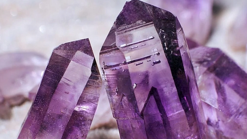 Thạch anh tím là loại đá thạch anh (Quazt) màu tím mang sắc tím huyền bí được biểu tượng cho dòng tộc hoàng gia châu Âu xưa kia với sự quý phái và quyền lực. Văn hóa hoàng tộc tin rằng loại đá có tác dụng làm giảm căng thẳng, cân bằng tâm trạng, xua tan sợ hãi, đồng thời mở ra nhận thức tâm linh, kích hoạt trực giác.