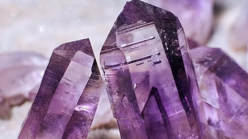 Thạch anh tím là loại đá thạch anh (Quazt) màu tím mang sắc tím huyền bí được biểu tượng cho dòng tộc hoàng gia châu Âu xưa kia với sự quý phái và quyền lực. Văn hóa hoàng tộc tin rằng loại đá có tác dụng làm giảm căng thẳng, cân bằng tâm trạng, xua tan sợ hãi, đồng thời mở ra nhận thức tâm linh, kích hoạt trực giác.