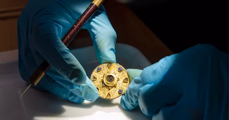 Giới chuyên gia biết đến sự tồn tại của một khu chôn cất thời Trung cổ tại Riehentorstrasse từ thế kỷ 19. Ngôi mộ và hài cốt của người phụ nữ trên đã vô tình bị phá hủy trong quá trình xây dựng vào thế kỷ 20, nhưng khi đó chiếc ghim cài vẫn chưa được phát hiện.