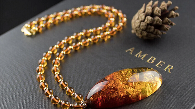 Hổ phách tiếng Anh là Amber, là nhựa thông hóa thạch sau hàng trăm triệu năm. Theo tiếng Ả Rập thì Amber là nguyên liệu thơm phức vì khi cọ nhiệt hay đốt sẽ tỏa ra mùi thơm.