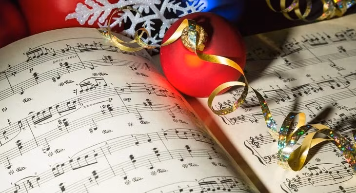  4. Bài Hát Giáng Sinh: Có lẽ Jingle Bells chính là bài hát bất hủ vào mỗi dịp Giáng sinh. Điều đặc biệt là phần lyrics của ca khúc này không hề có bất kì từ “Christmas” hay “Noel” nào cả.Tuy nhiên, mỗi khi giai điệu của Jingle Bells vang lên, chúng ta lại cảm nhận được không khí một mùa Giáng sinh rộn ràng, ấm áp.