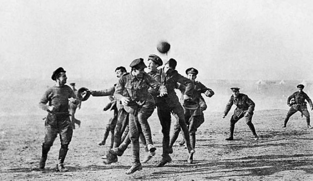  7. Giáng Sinh ấm áp giữa dòng súng đạn rực lửa: Vào dịp Giáng Sinh năm 1914, cũng là lúc đang diễn ra Đệ Nhất Thế Chiến, sự việc diễn ra ở Mặt Trận phía Tây, nơi đối đầu giữa binh lính Đức và Anh Quốc.