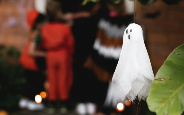  2. Rùng rợn đêm Giáng Sinh: Kể chuyện ma đêm Giáng Sinh là một truyền thống mà ngày nay đã không còn trong đêm Giáng Sinh. Ở thế kỷ trước, hoạt động này khá phổ biến, mọi người thân bạn bè quay quần bên nhau đêm Giáng Sinh và kể cho nhau những câu chuyện rùng rợn để tận hưởng không khí lạnh mùa đông.