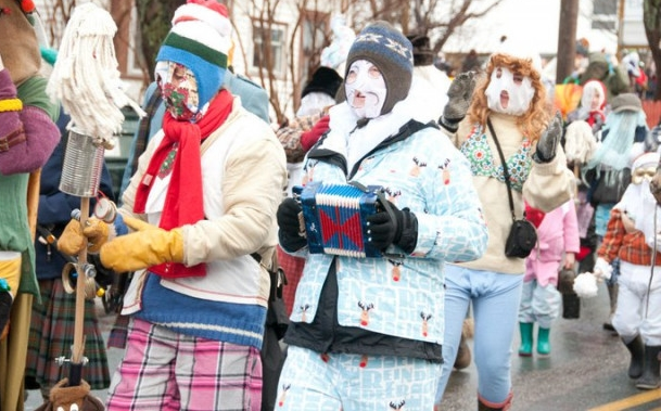  5. Giáng sinh kỳ lạ ở Newfoundland: Newfoundland là một hòn đảo lớn thuộc Canada. Một truyền thống kỳ lạ trong Lễ Giáng Sinh tại đây, một bộ phận gọi là các Mummers, hóa trang kỳ dị trong ngày Giáng Sinh, đi từ nhà này sang nhà khác trong các bữa tiệc và nhảy múa trong khi chủ nhà thì cố xác định xem những người này là ai.