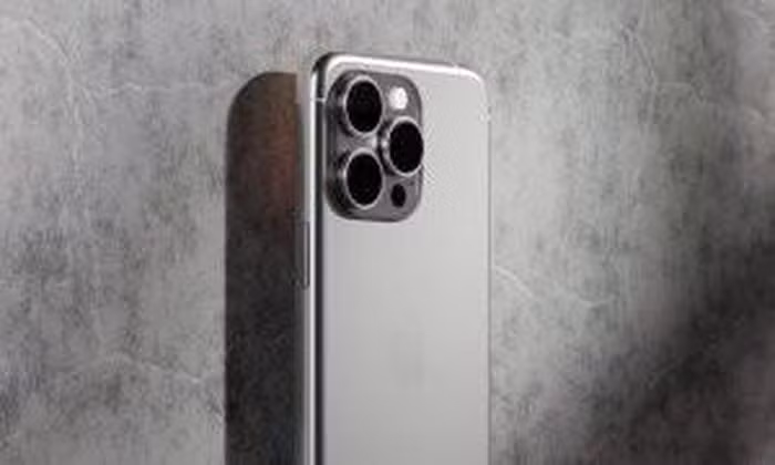 Về thiết kế, iPhone 15 Ultra - phiên bản cao cấp nhất ra mắt vào năm sau - dự kiến sẽ đổi mới về thiết kế với cạnh dưới được làm cong. Các cạnh trên vẫn phẳng, nhưng phần kết nối với mặt lưng kính sẽ giống với phần bo góc của MacBook Pro.