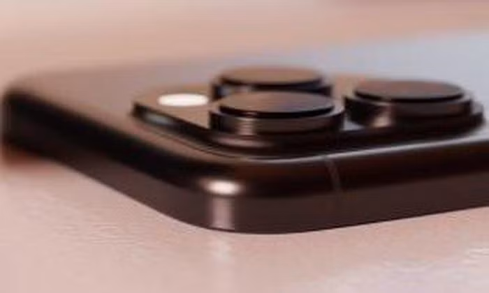 Apple có thể sử dụng thông số USB 4/Thunderbolt cho iPhone 15 Pro. Điều đó sẽ cho phép tốc độ truyền dữ liệu lên tới 40 Gbps, tăng khoảng 80 lần so với tốc độ USB 2.0 trên Lightning được iPhone sử dụng hiện nay.