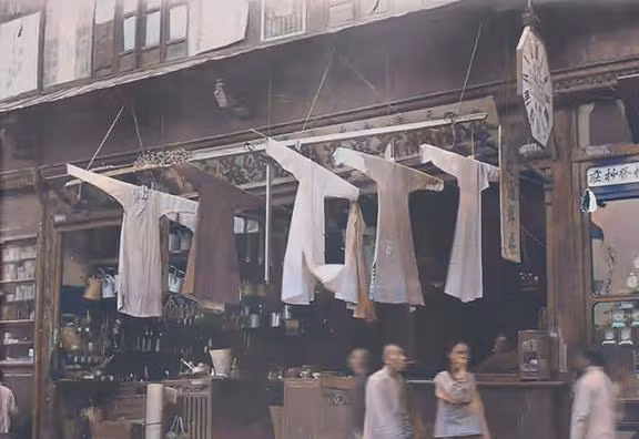 Trước đây, người dân hiếm khi mua quần áo may sẵn. Vào cuối thời nhà Thanh, quần áo đều được may đo, nơi mua quần áo được gọi là cửa hàng vải. Những người giàu có thể đến cửa hàng vải để mua quần áo bằng lụa và satanh.