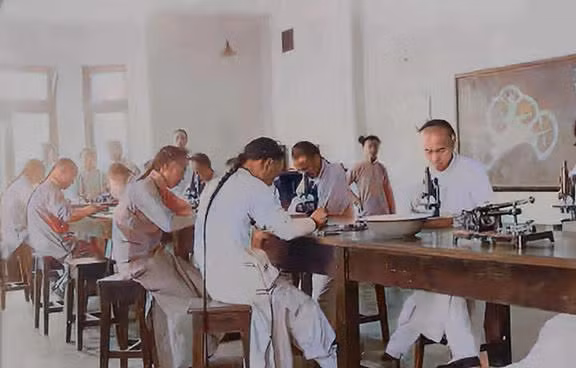 Đây là phòng thí nghiệm của Y học đường Hiệp Hòa Bắc Kinh, học sinh đang học cách sử dụng kính hiển vi. Y học đường Hiệp Hòa là trường y tích hợp nhiều bộ phận giáo dục của Anh và Mỹ. "Hiệp hòa" mang ngụ ý "liên hợp và đoàn kết". Từ Hi Thái Hậu còn quyên tặng 10 nghìn lượng bạc cho nơi đây.