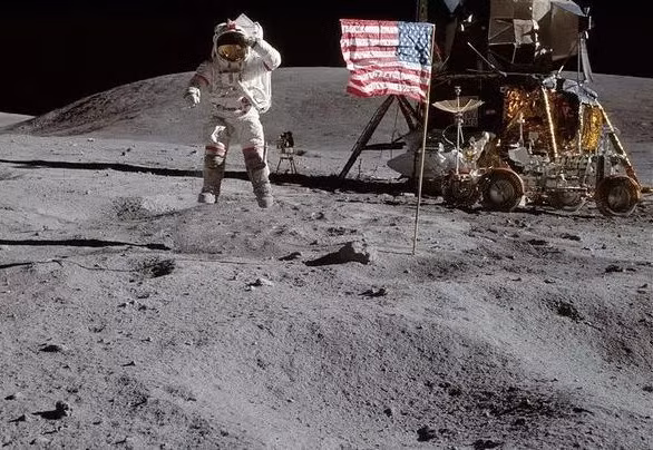 Mỗi lá cờ Mỹ cắm trên Mặt Trăng đều làm bằng sợi tơ nhân tạo, do công ty Annin Flagmakers sản xuất với chi phí khoảng 5,5 USD. Trên bề mặt Trái Đất, những lá cờ tương tự sẽ phai màu dần dưới ánh nắng Mặt Trời.