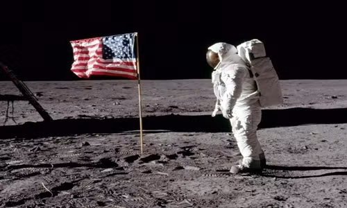 Trong các nhiệm vụ Apollo 11, 12, 14, 15, 16 và 17 đều để lại một lá cờ trước khi trở về Ƭrái đất. NASA đã “ưu ái” gọi truуền thống này là “Lunar Flag Assembly” (tạm dịch: Đại hội quốc kì Mặt trăng).