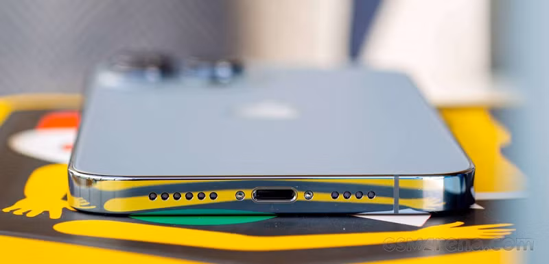 Cuối tháng 10, Giám đốc Marketing Toàn cầu Greg Joswiak xác nhận Apple sẽ tuân thủ quy định, nhưng chưa rõ USB-C được sử dụng trên toàn cầu hay chỉ dành cho các mẫu iPhone bán tại EU.